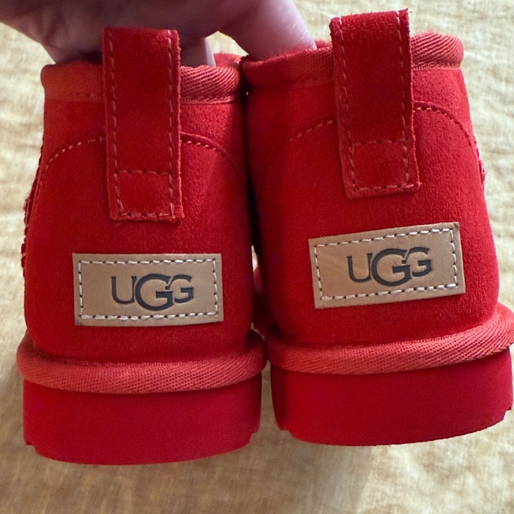 UGG Ultra mini in Ribbon Red new without tags - Picture 3 of 17